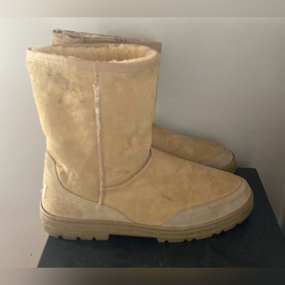 UGG Australia Ultimate Sheepskin Sand Suede
Warm Winter Boots-Womens 8